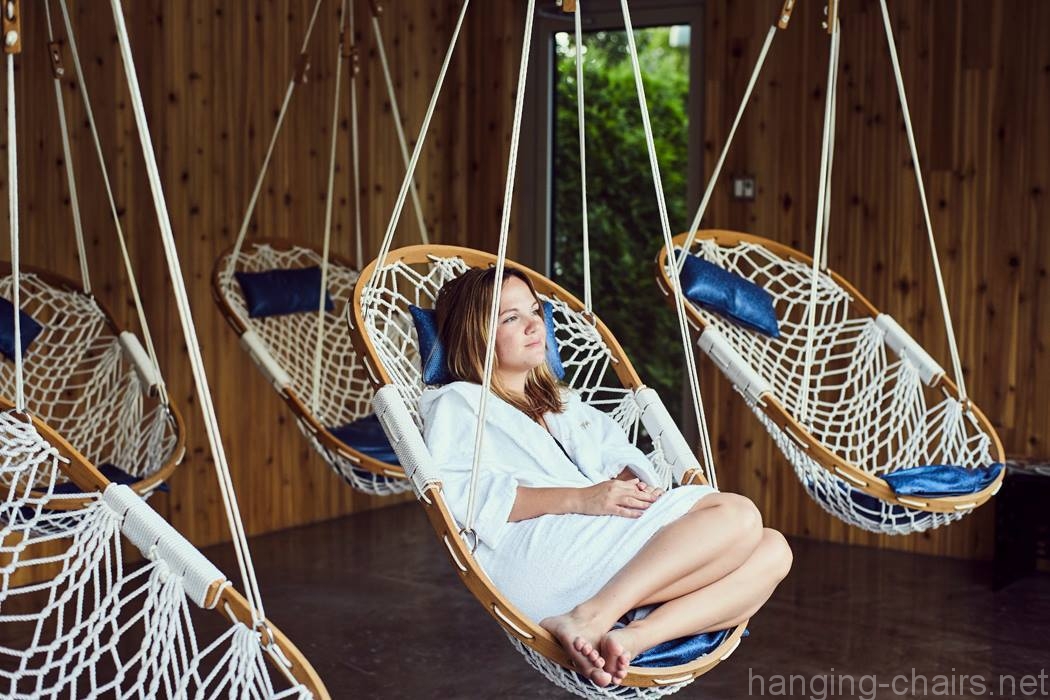 https://www.hanging-chairs.net/wp-content/uploads/2017/06/Bota-Bota-Spa-in-Montreal-has-the-edge-on-relaxation...Cobble-Mountain-style.jpg